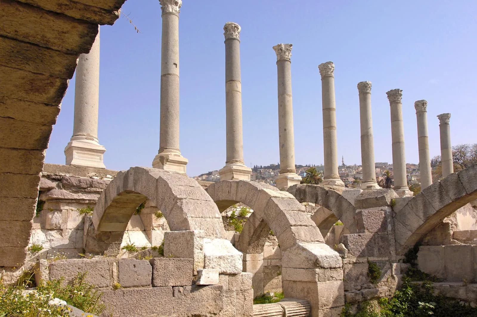 Korinthische Säulen und Gewölberuinen der Agora von Smyrna im Zentrum von İzmir, Türkei