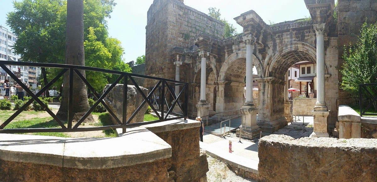 Erkundung der Stadt Antalya (Bewertungen für Antalya Buyuksehir Belediye Tiyatrosu)